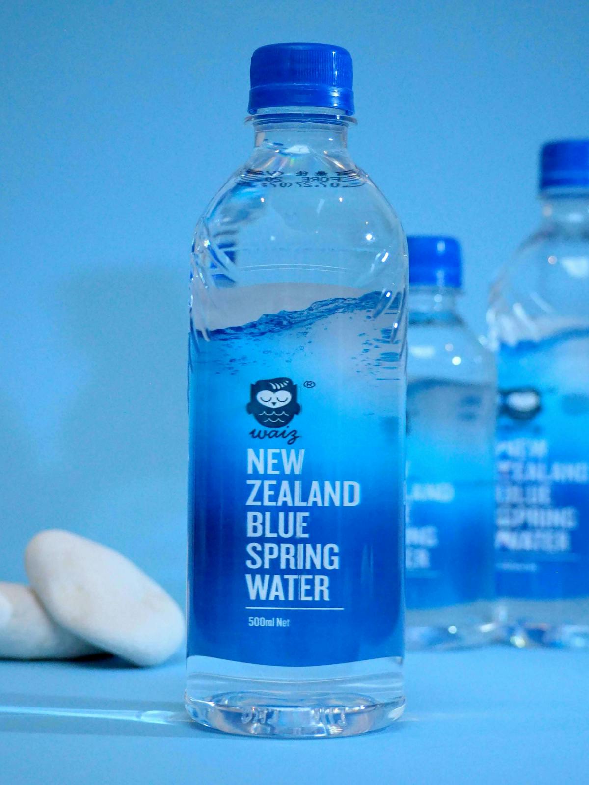 三瓶Waiz紐西蘭藍泉礦泉水，兩瓶500ml，一瓶330ml。