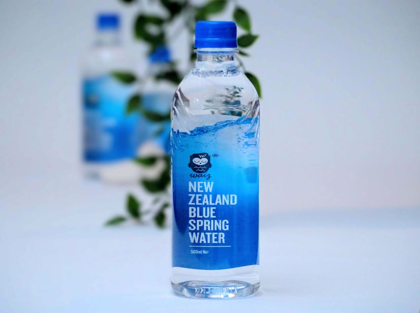 一瓶500毫升(500ml)的Waiz紐西蘭藍泉礦泉水